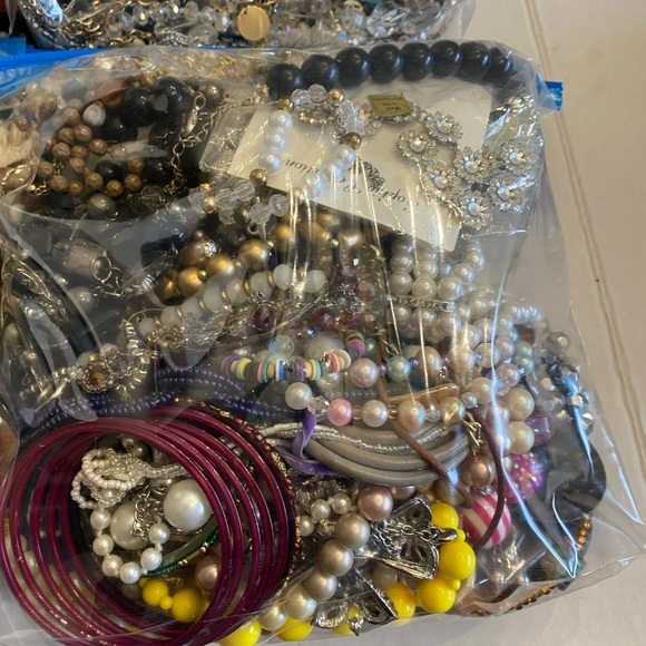5 LB ESTATE Mystery Bulk Lot ANTIQUE VTG MODERN JEWELRY Reseller Lot - Picture 6 of 13